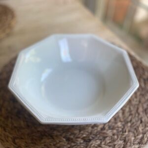 Johnson Brothers Heritage White Iron Stone Serving Bowl 9-3/8” EUC